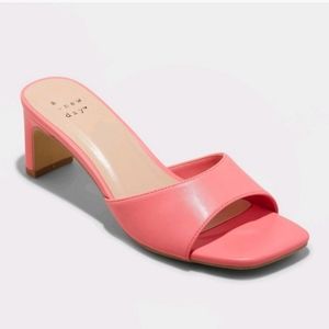 Woman's Lindie Mule Heels